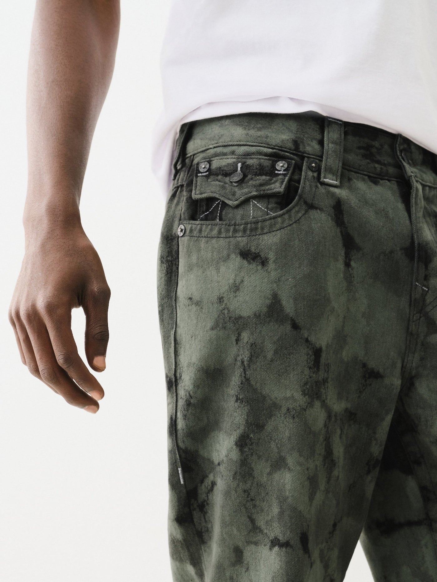 True Religion Bobby Sn Flap 32 Inseam Bijou Black Wash